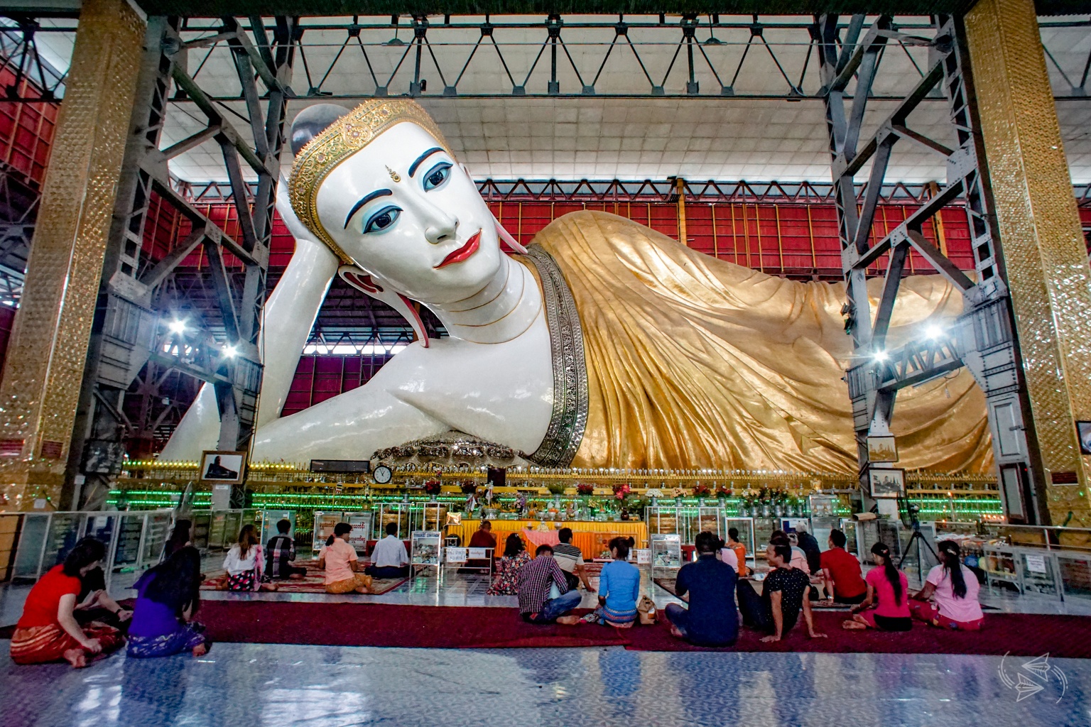 the huge Buddha statue at Chauk Htat Gyi Temple