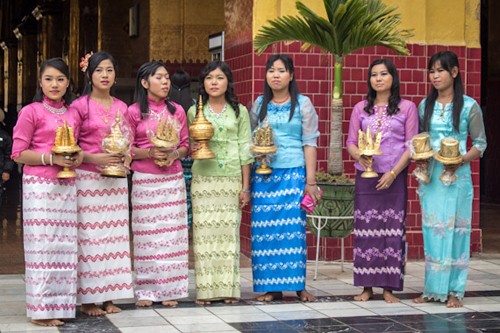 An introduction of Burmese traditional clothing to smart travellers in Myanmar