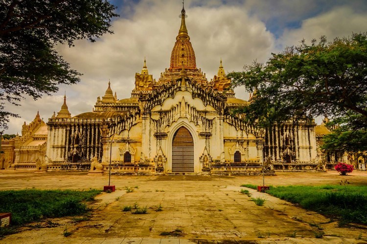 Ananda pagoda and festival – Myanmar top attractions for tourists