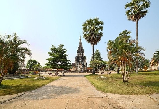 Coming to That Ing Hang Stupa in a Laos adventure tour – the pride of Laos Buddhism