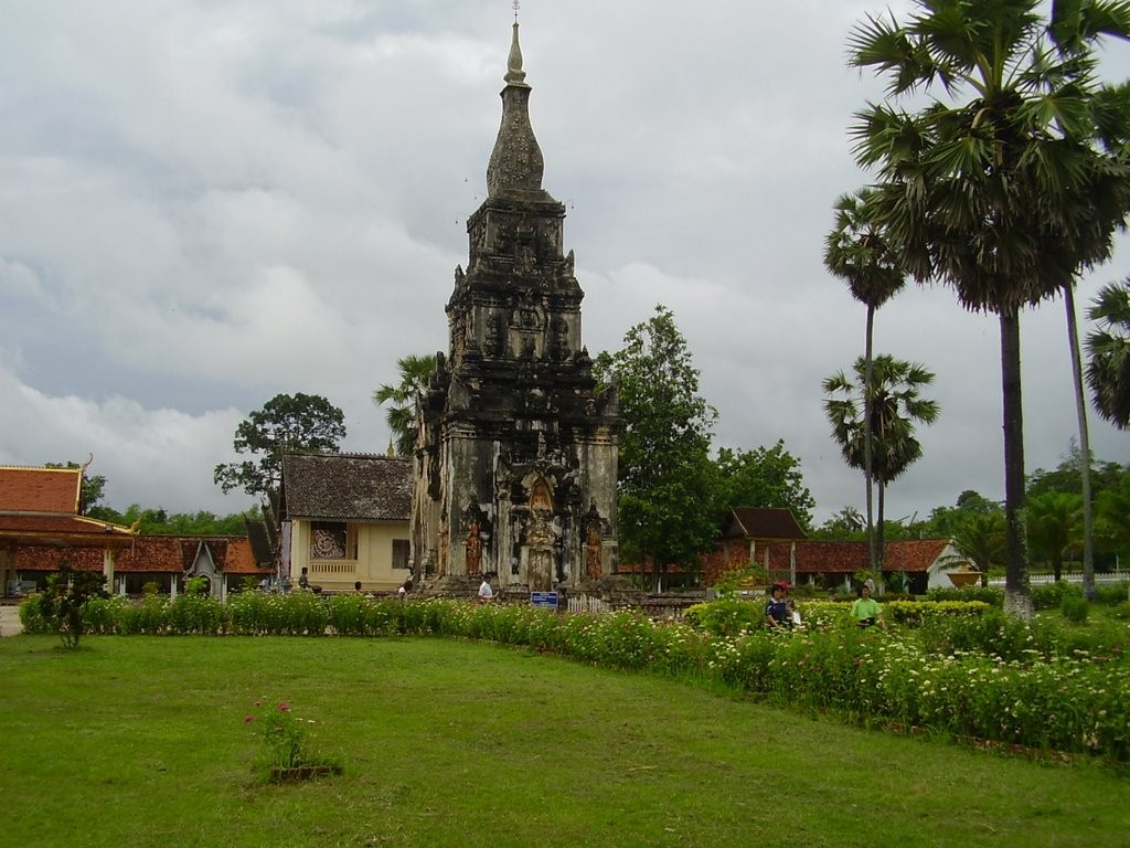 Coming to That Ing Hang Stupa in a Laos adventure tour – the pride of Laos Buddhism