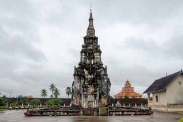 Coming to That Ing Hang Stupa in a Laos adventure tour – the pride of Laos Buddhism