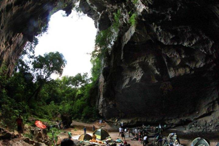 Notable tips for tourists visiting beautiful caves in Vietnam adventure tours